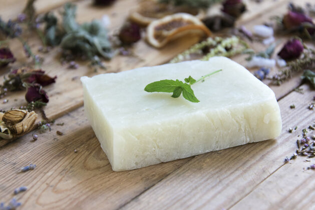 香味复古木桌上的天然沐浴皂肥皂制作水疗 护肤芳香疗法肥皂花卉