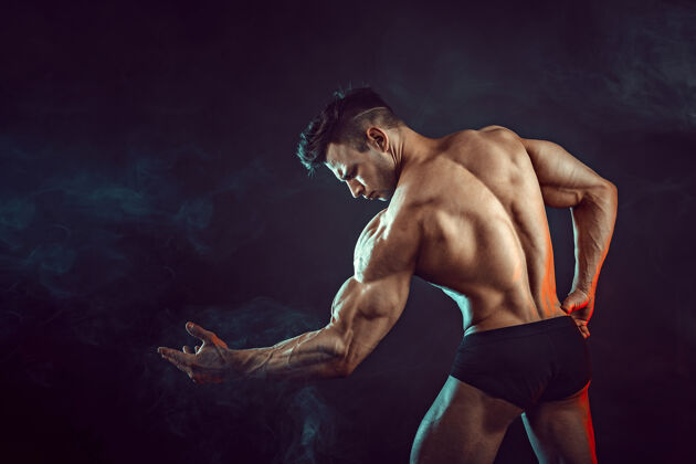 手臂运动健将用烟来锻炼肌肉强壮的健美运动员拥有完美的腹肌完美姿势力量