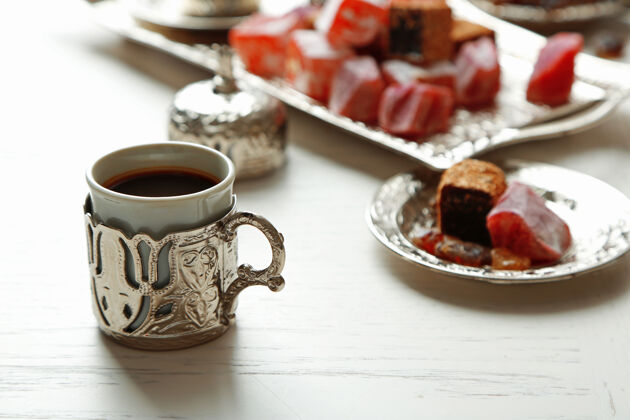 经典的古色古香的茶具 土耳其式的特写镜头器皿的糖果工艺的