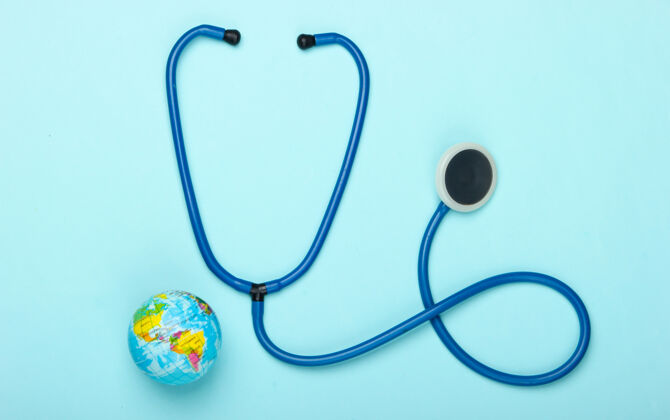 检查全球流行病的问题听诊器和地球仪在蓝墙全球流行顶视图温暖全球药物