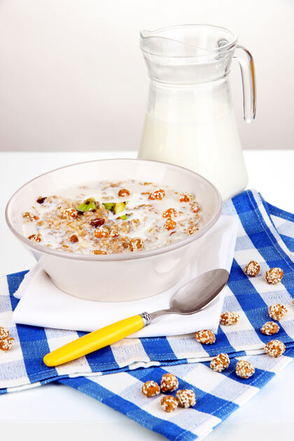 准备有用的燕麦片在碗上孤立的白色碗杏仁纤维