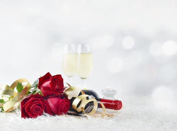 花情人节的概念香槟酒杯和红玫瑰开花火花浪漫