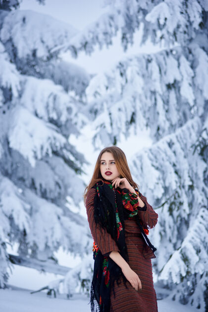 装饰品雪景背景上的冬日女人肖像长发传统工艺