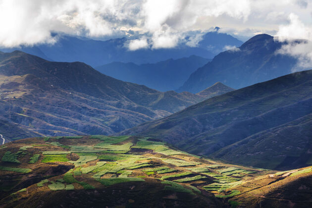 白天南美洲秘鲁青山上的农田阳光草地阳光