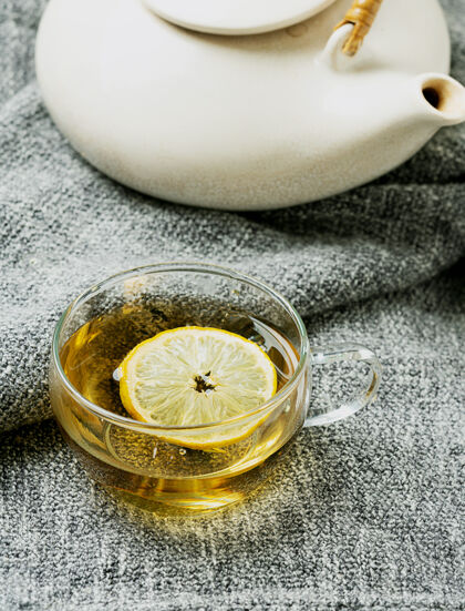 输液柠檬马鞭草茶 配柠檬 放在灰色毯子上 配上老式茶壶闭合格子酸橙秋天