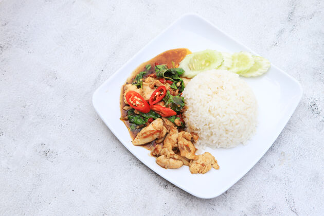 薯条炒罗勒鸡配米饭最受欢迎的菜单和快速烹饪在泰国辣椒盘子菜肴