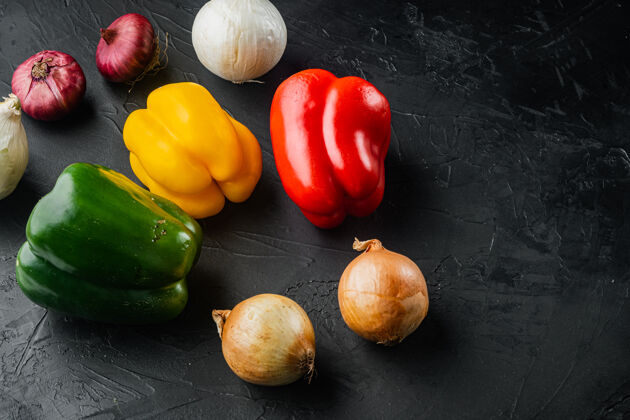 素食者五花八门的蔬菜 放在黑桌子上洋葱素食者甜椒