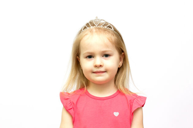 欢呼一个戴着皇冠 穿着粉色裙子 带着可爱笑容的年轻女孩小肖像积极