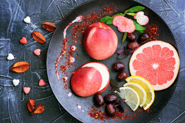 营养桃子美味的甜点放在黑色的水果装饰盘上桃食物热带