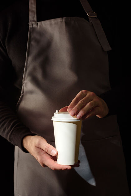 刷新咖啡师手里拿着一杯咖啡热的新鲜的