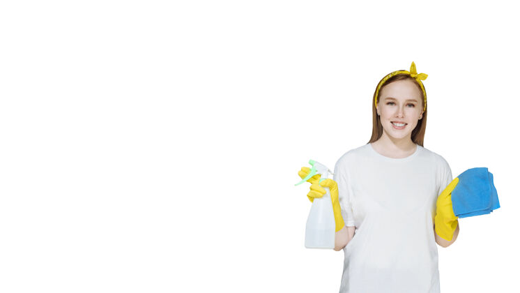 女人穿着白衬衫 戴着黄色橡胶手套 带着喷雾和抹布的快乐微笑的女人女人女孩年轻人