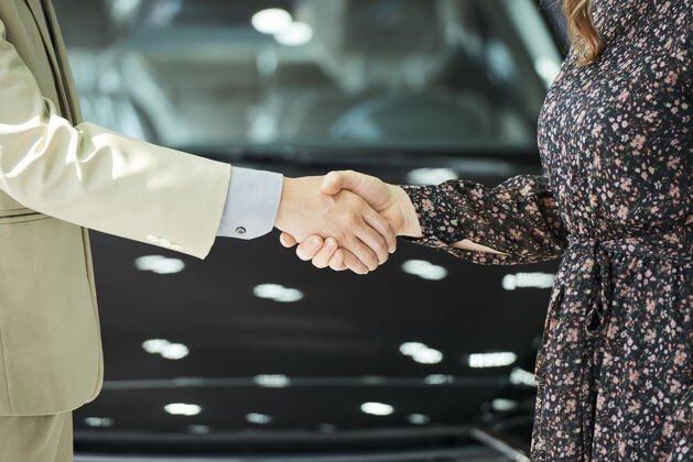 男士特写镜头的男人和女人站在一起 握手后 在汽车沙龙交易手势商务男士展厅