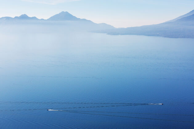 寂静中美洲危地马拉高地美丽的阿蒂特兰湖和火山桑风景雄伟