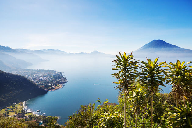 高地中美洲危地马拉高地美丽的阿蒂特兰湖和火山中央火山宁静