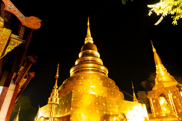 祈祷泰国清迈省努特市瓦拉马哈寺的美丽建筑歌手教堂地标