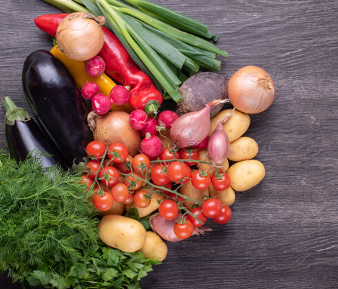 饮食新鲜五颜六色的有机蔬菜在一张质朴的木桌背景下 农耕和健康食品的概念西红柿水果混合