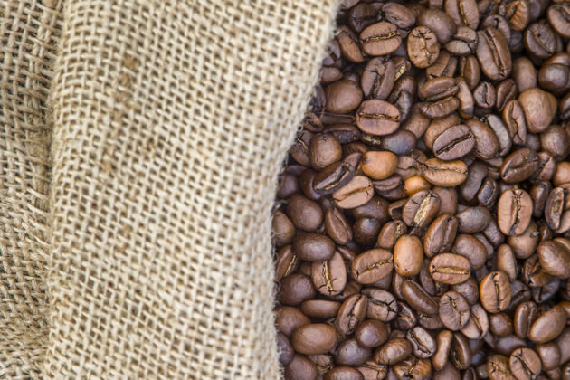 生的咖啡豆放在木制的麻袋里能源豆类堆