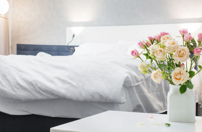 放松现代卧室背景床上花瓶里的玫瑰早晨墙壁花瓶