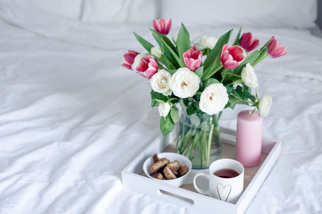 房子酒店浪漫早餐床花束的花.玫瑰还有郁金香早餐休息室内