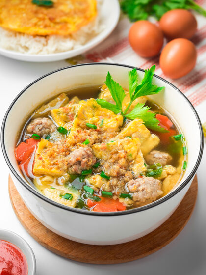 食物把煎肉汤和泰国煎米饭合起来美味东方汤