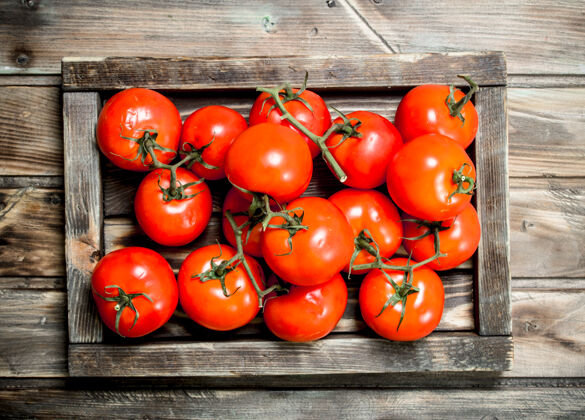 健康木桌上的托盘上放着香喷喷的红色西红柿木材素食番茄