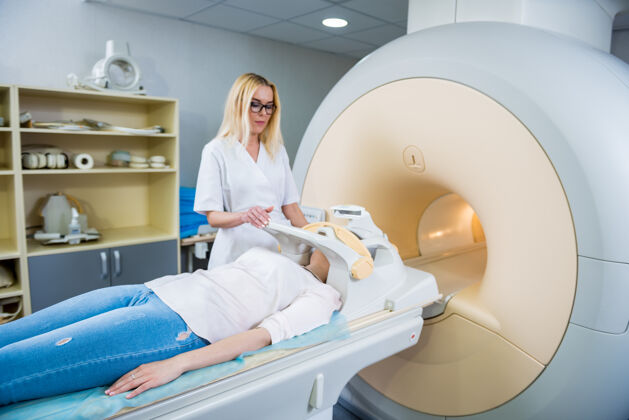 磁铁放射科医生为年轻女子做脑部核磁共振检查做准备放射医学实践