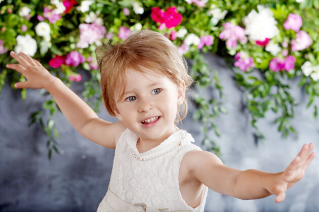 可爱可爱的小女孩的肖像花那个女孩笑着玩年轻人给予