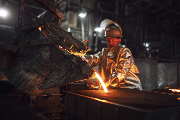 金属铸造厂勤劳的人们把热铁水从铁桶里倒进模具里 生产铁矿石和冶金学西装温度铝