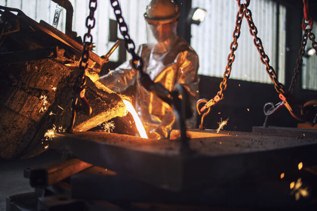 生产在铸造 冶金和钢铁生产中浇注热钢水的过程铸造人技术