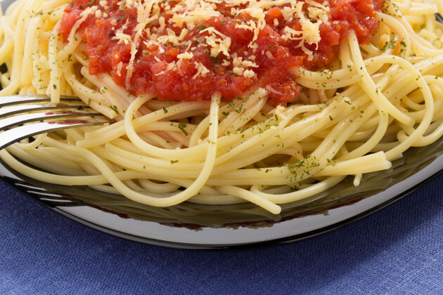 意大利面盘中通心粉番茄酱生的番茄