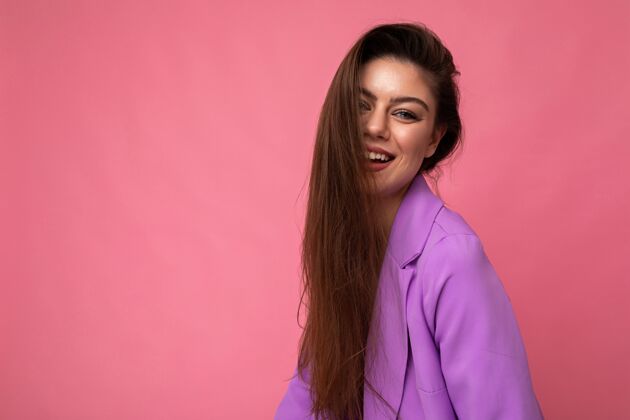 欧洲微笑的年轻女商人穿着紫色西装的照片女人时尚生活方式