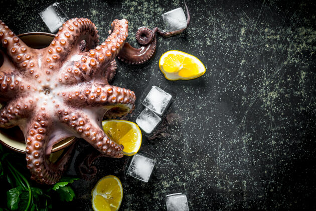 烧烤新鲜章鱼配柠檬 香草和冰块放在深色的木桌上欧芹午餐美食