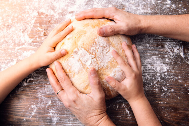 产品妈妈和女儿的手放在面包上生态农村女儿
