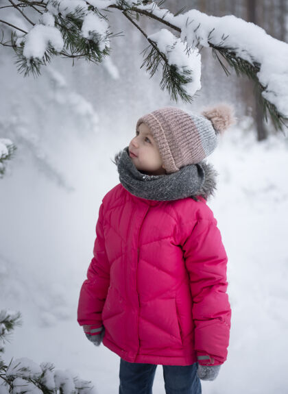 童年冬天的孩子一个小女孩 在外面玩冬天一个漂亮的冬天的孩子肖像快乐孩子 冬季户外乐趣树欢笑寒冷