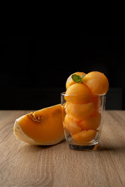 水果黄瓜瓜被舀成一个圆球 像冰激凌一样放进透明的玻璃杯里手苹果自然