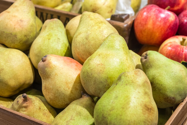 成熟的农贸市场盒装美味的熟梨素食农民购买