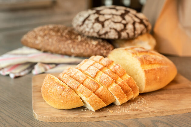糕点桌子上的切片面包背景上有各种各样的面包早餐顶部烘焙