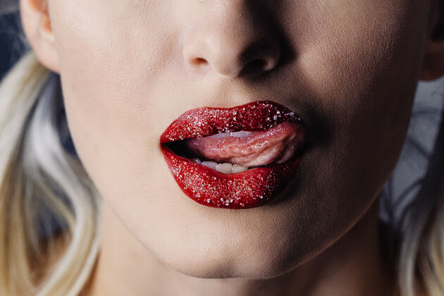 性红糖嘴唇 女孩舔她的嘴唇生活方式糖果享受