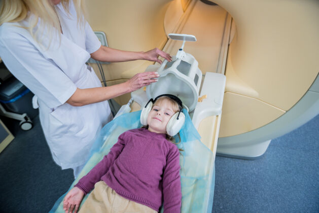 患者放射科医生准备给小女孩做核磁共振脑部检查房间健康科学
