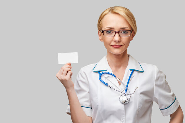 手医务人员医生或护士出示空白名片健康护士持有