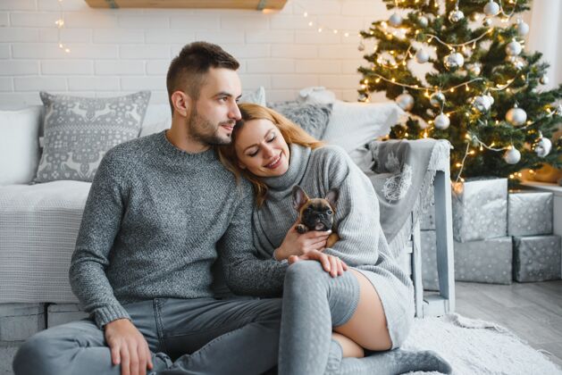 圣诞树恋爱中的情侣一起度过平安夜 为他们的浪漫感到幸福家庭快乐拥抱