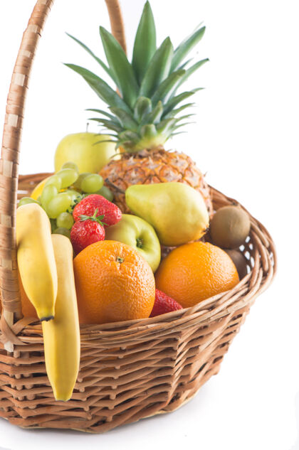 吃在白色的背景下 篮子里放着新鲜的水果多汁品种饮食
