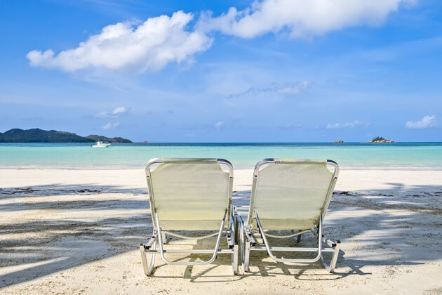 放松热带沙滩上的两把白色沙滩椅 复制空间旅游目的地椅子无人