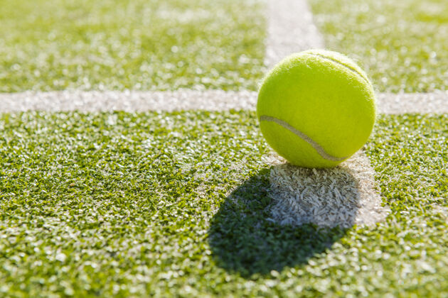 线路人造草地上的黄色网球网球合成球场