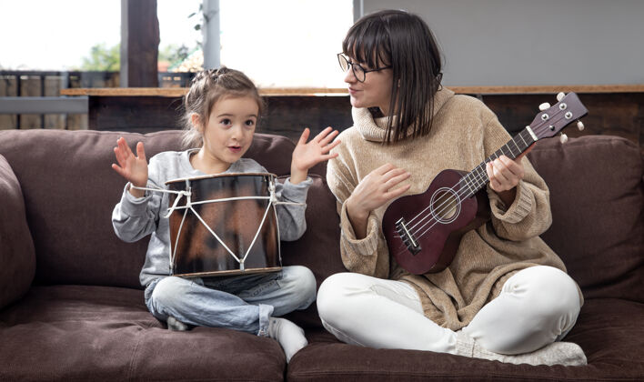 音乐妈妈和她女儿在家玩首页.课程在音乐剧上仪器.儿童儿童发展与家庭价值观儿童友谊和家庭的概念乐器妈妈课程