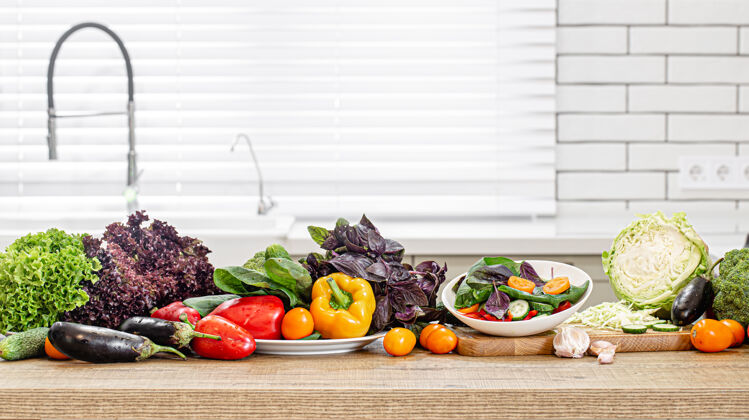 室内新鲜蔬菜放在木桌上 与现代厨房的内部空间相映成趣健康饮食饮食