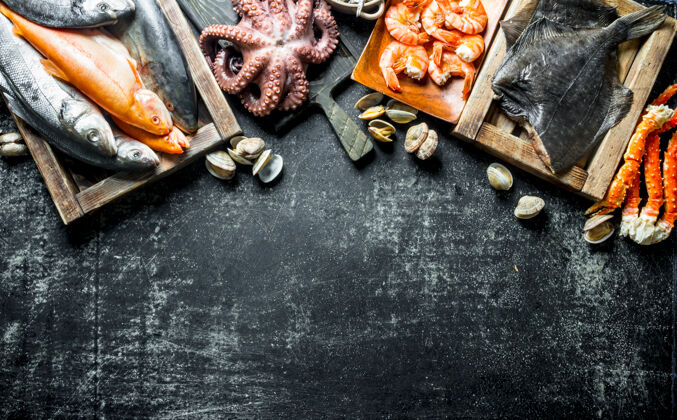 市场托盘上有新鲜的鱼和章鱼 虾和螃蟹吃美食烹饪