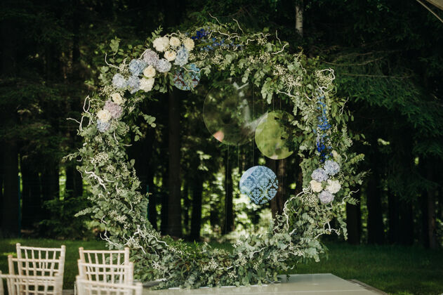 乡村绿色街道上的婚礼草坪装饰用鲜花装饰拱门以庆祝仪式装饰拱门仪式