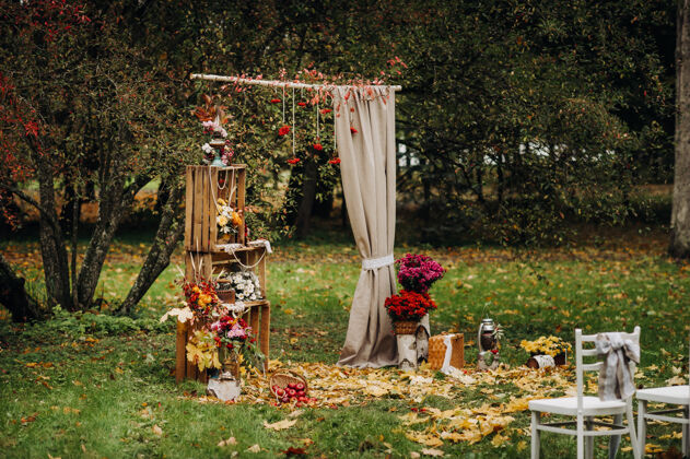 绿色秋天的婚礼在绿色的街道上举行草坪装饰鲜花拱形的仪式鲜花户外婚礼