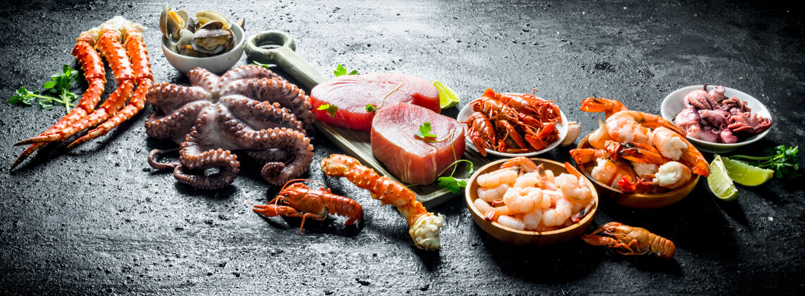 烹饪海鲜.新鲜的金枪鱼牛排配章鱼 虾 小龙虾和牡蛎海红新鲜